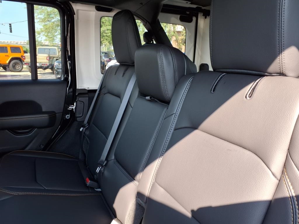 2025 Jeep Wrangler Sahara photo 8