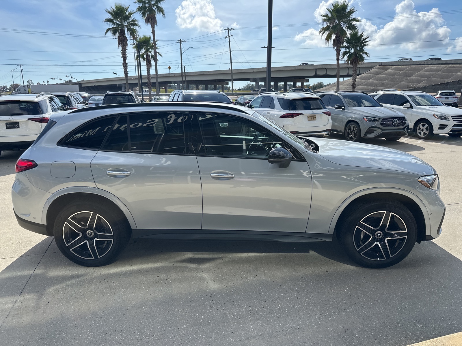 2025 Mercedes Benz GLC 300 photo 4