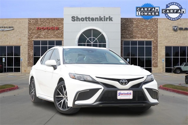 2024 Toyota Camry SE's photo