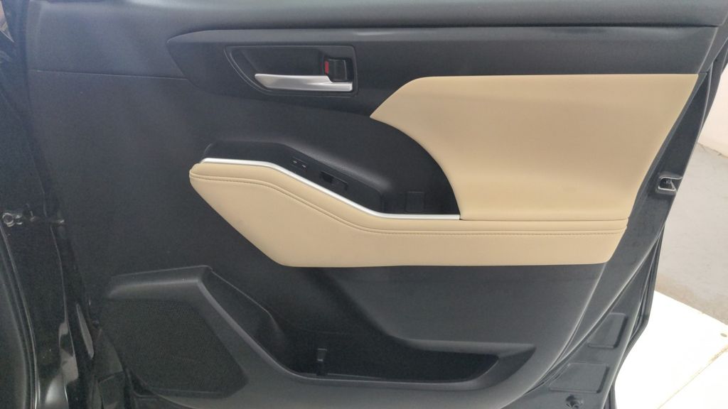 2023 Toyota Highlander L photo 10
