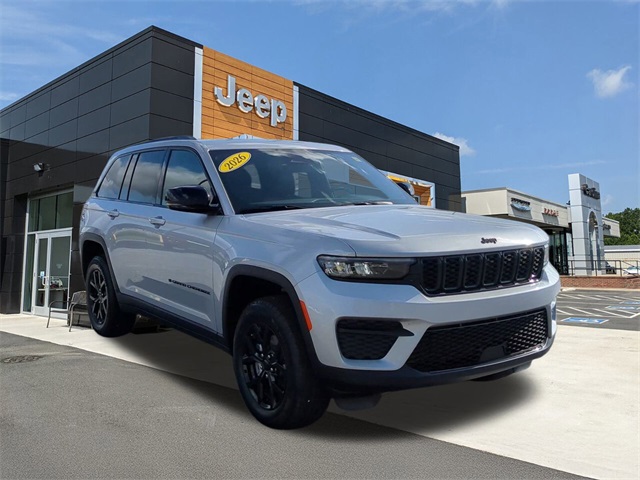 2025 Jeep Grand Cherokee Laredo Altitude photo 2