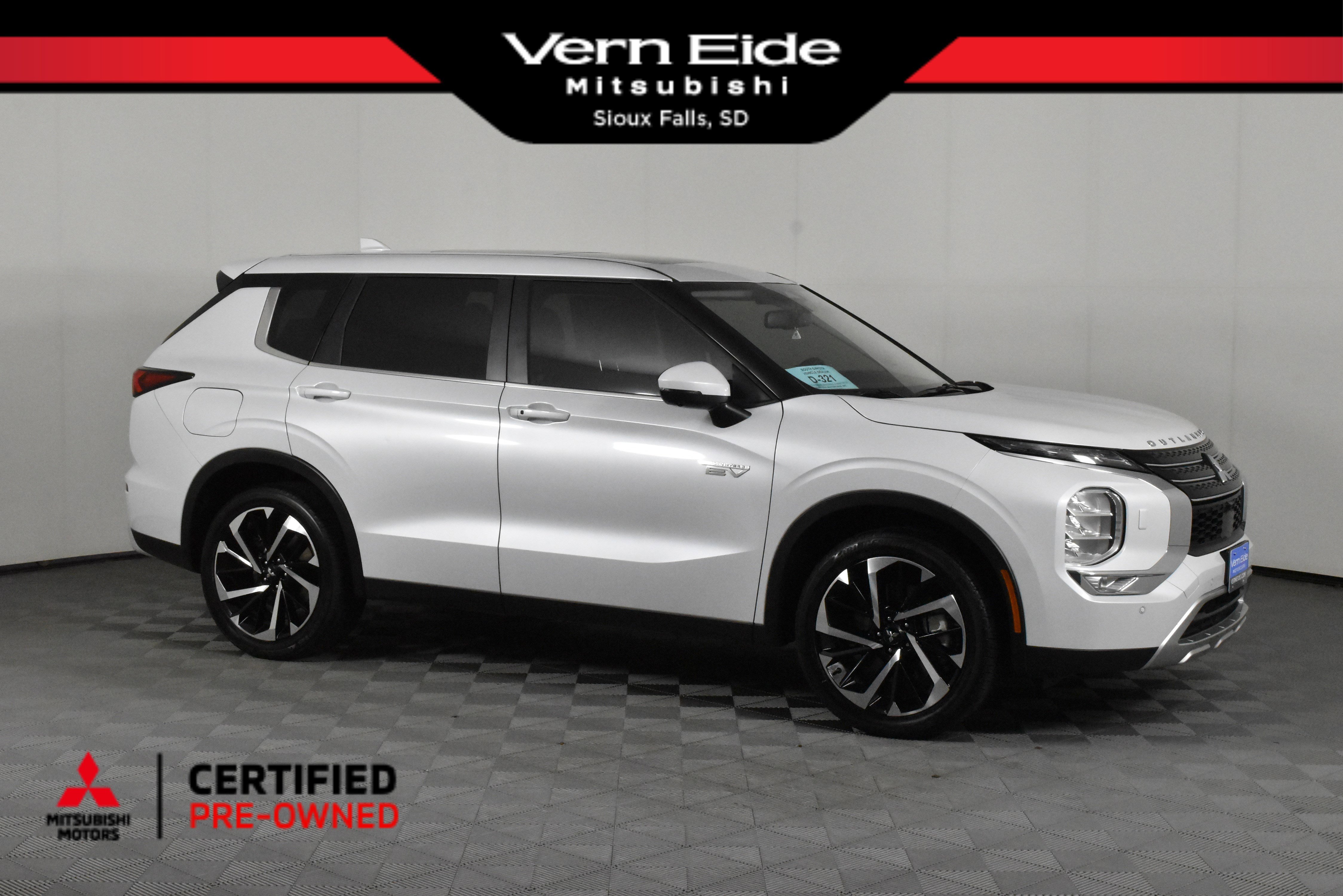 2024 Mitsubishi Outlander Plug-in Hybrid SE's photo