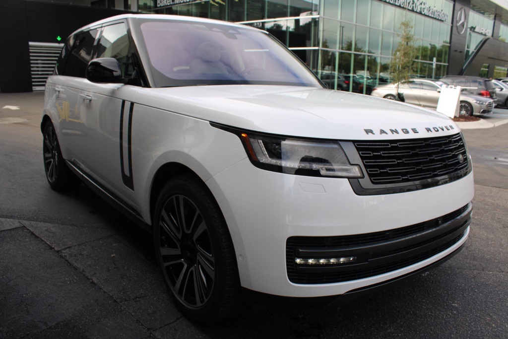 2023 Land Rover Range Rover SE photo 4