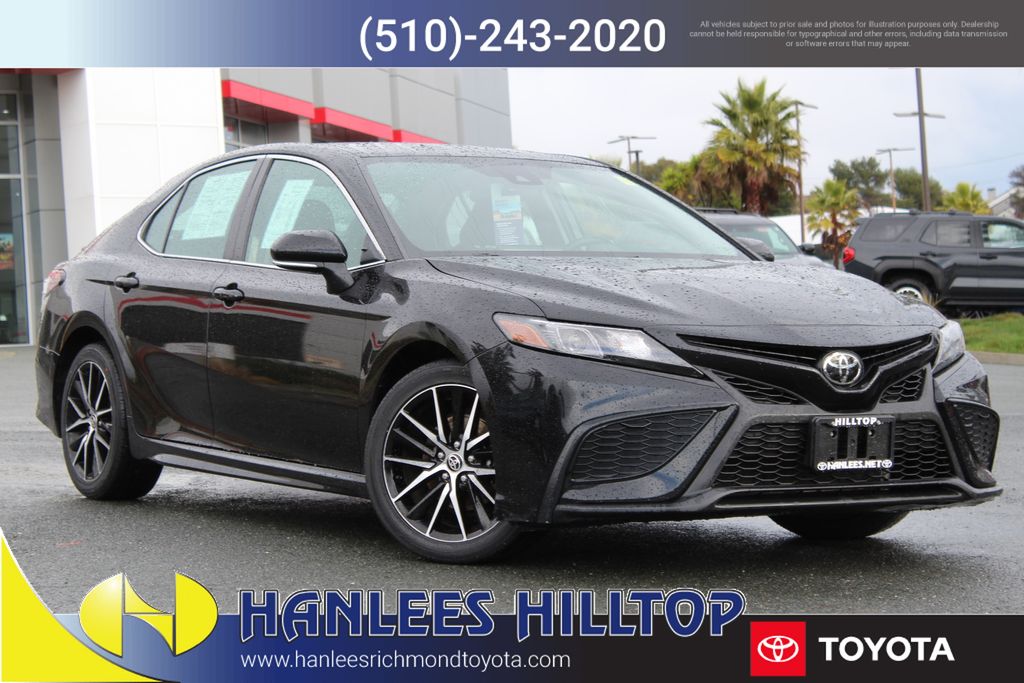 2024 Toyota Camry SE's photo