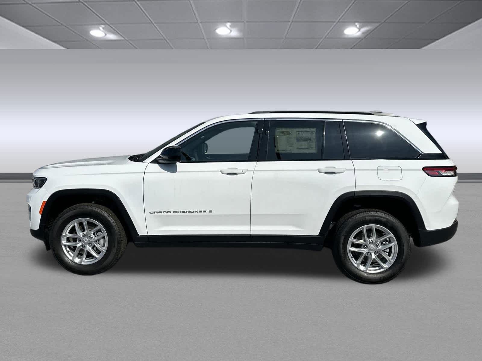 2025 Jeep Grand Cherokee Laredo X photo 4