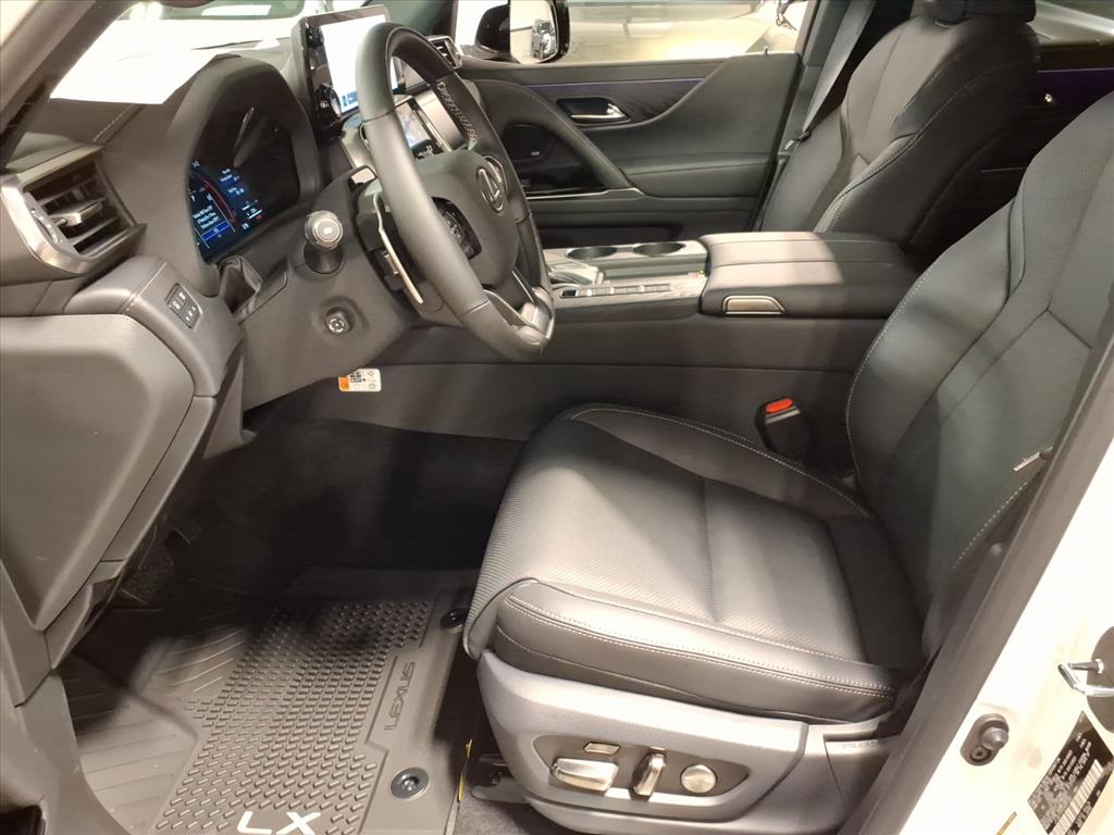 2025 Lexus LX 600 Luxury photo 5
