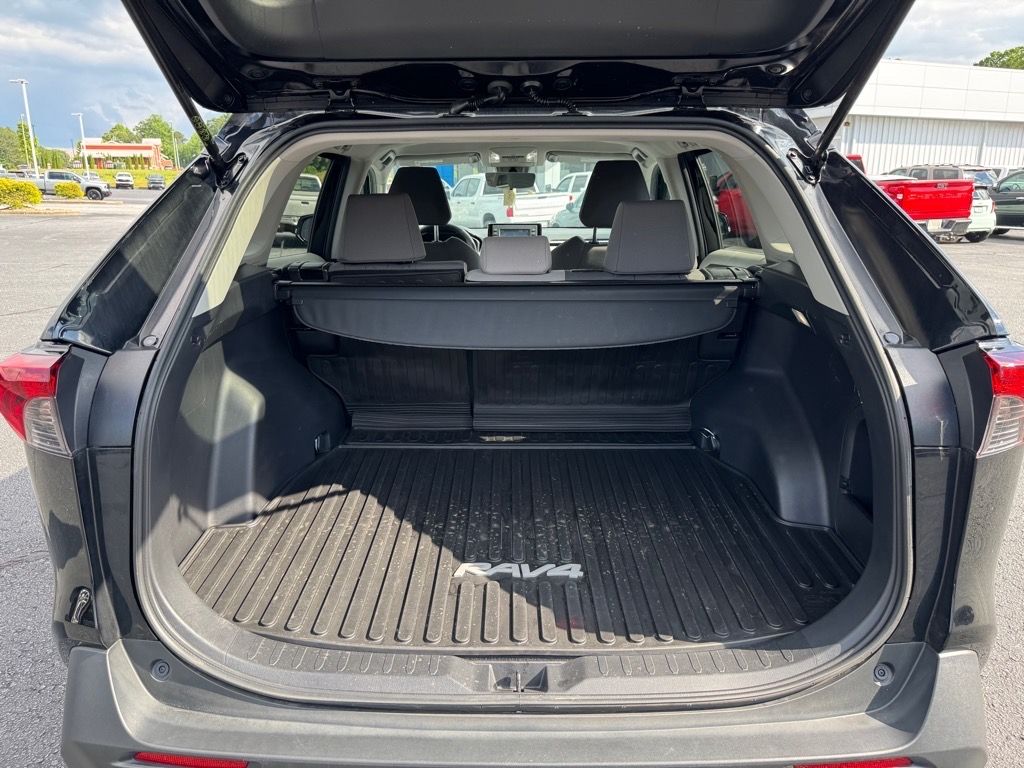 2022 Toyota RAV4 Hybrid XLE photo 9