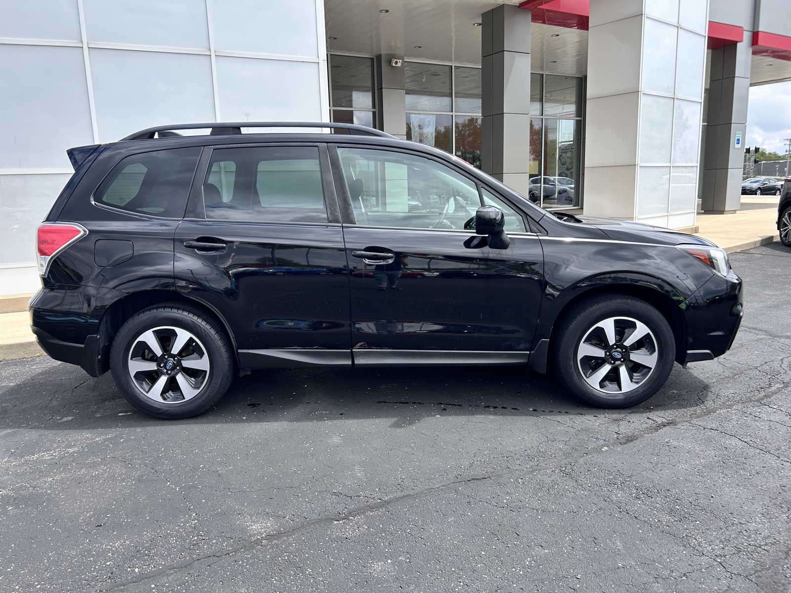 Used 2018 Subaru Forester Premium with VIN JF2SJAEC8JH432483 for sale in Warsaw, IN