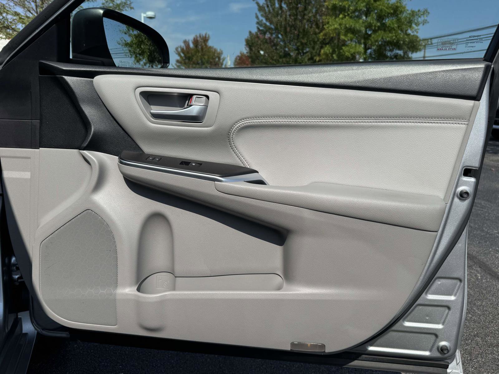 2017 Toyota Camry XLE photo 8