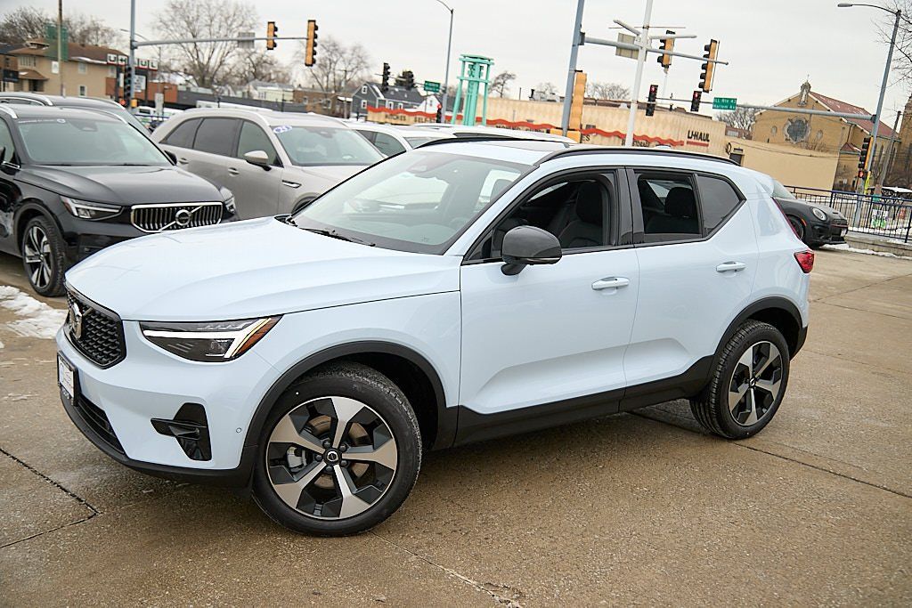 2026 VOLVO XC40 - Image 2