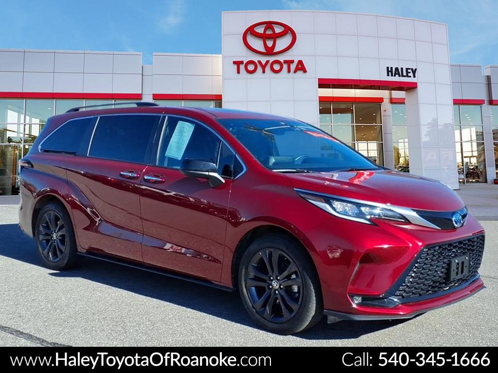 2022 Toyota Sienna XSE's photo