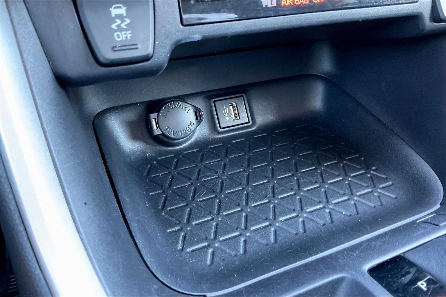 2024 Toyota RAV4 XLE photo 31