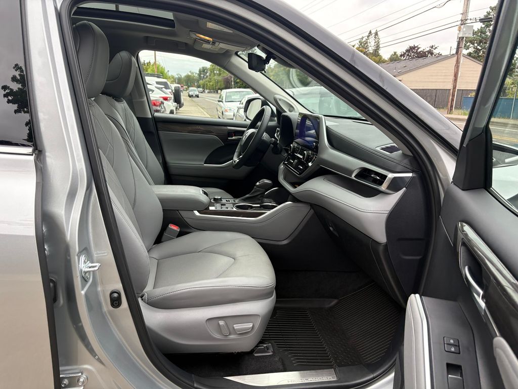 2024 Toyota Highlander Platinum photo 23