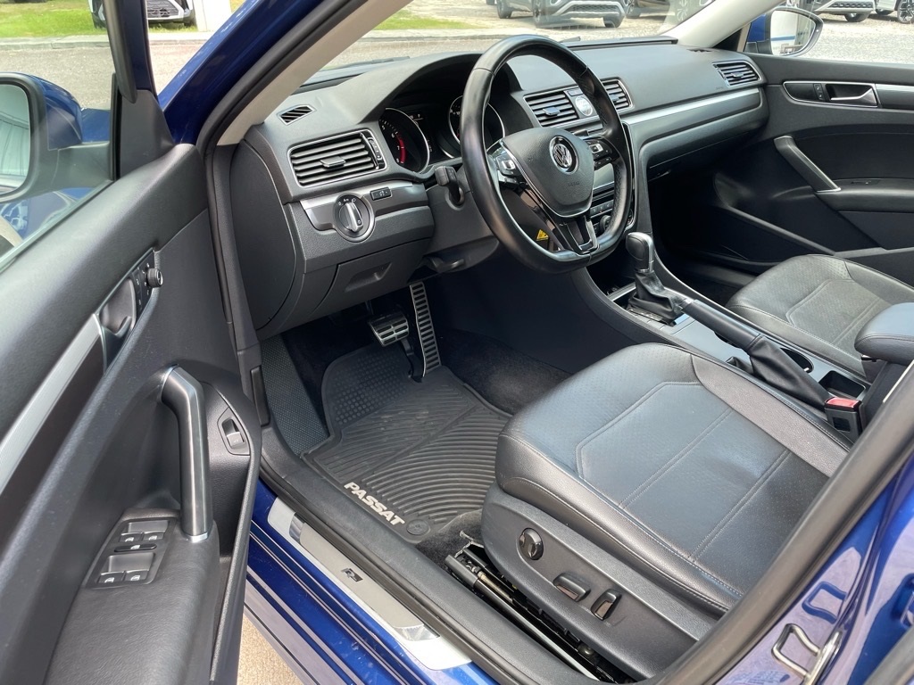 2017 Volkswagen Passat R-Line photo 4