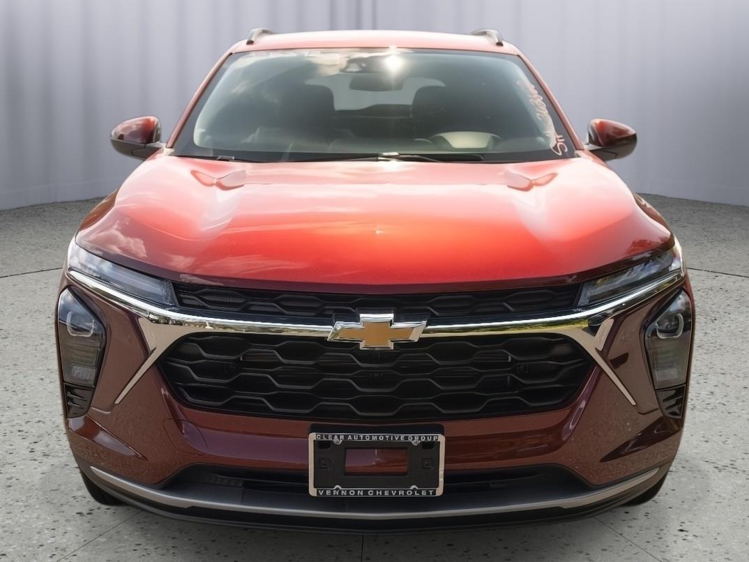 2025 Chevrolet Trax LT photo 2