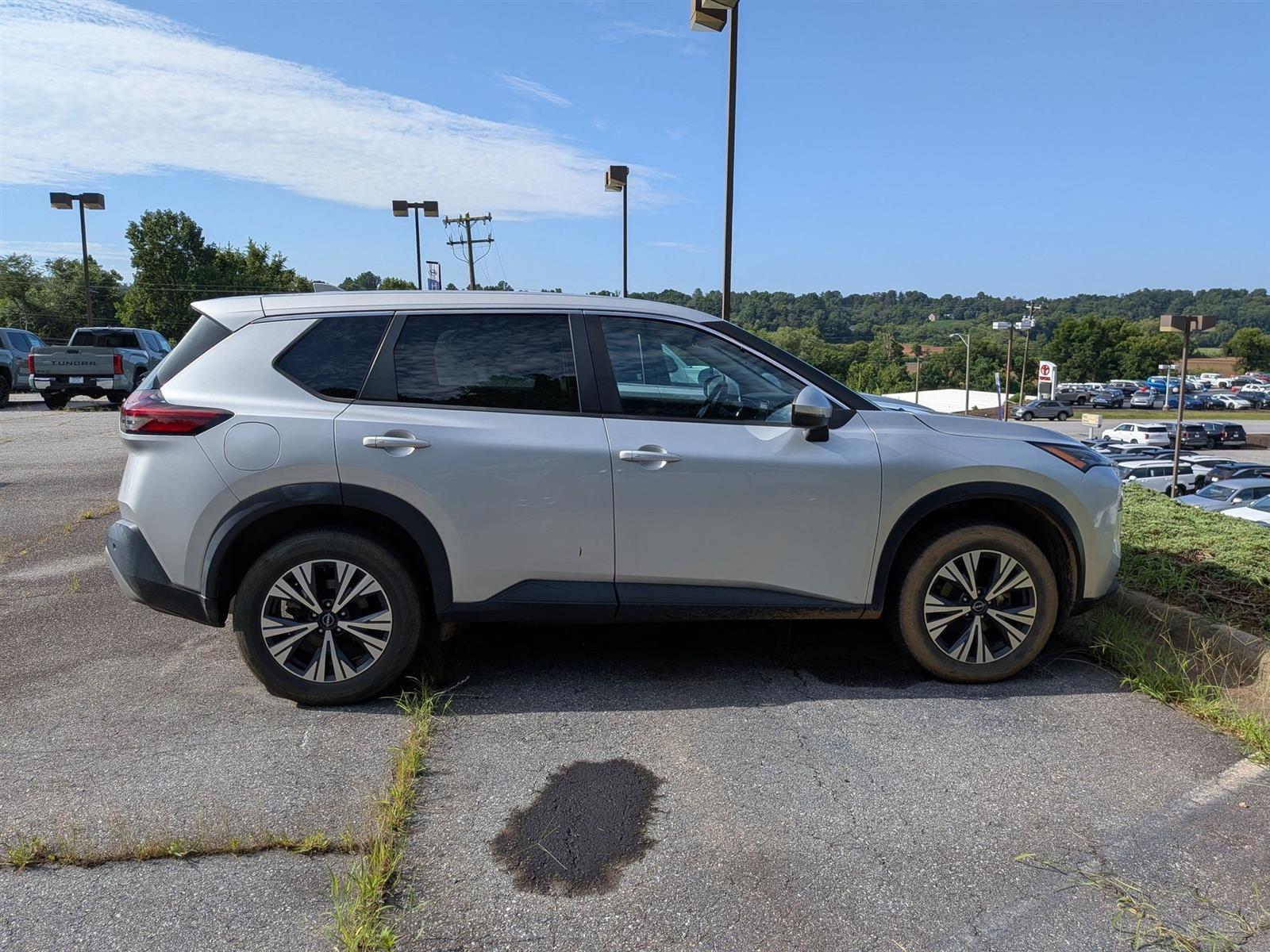 2022 Nissan Rogue SV photo 3
