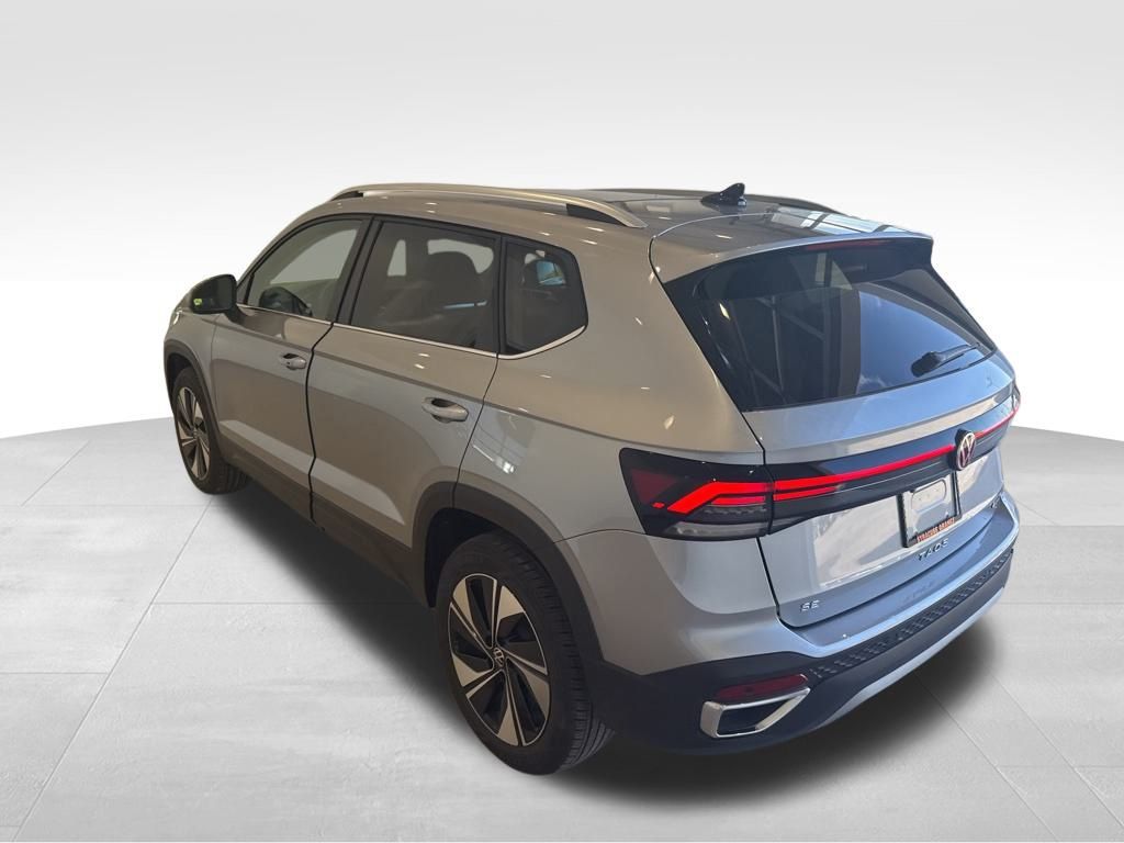 2025 Volkswagen Taos SE photo 3