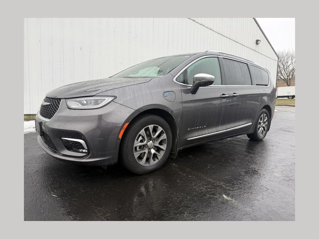2022 Chrysler Pacifica Hybrid Pinnacle Hybrid's photo