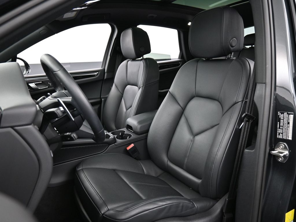 2025 Porsche Macan T photo 4