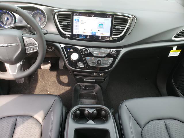2025 Chrysler Voyager LX photo 13