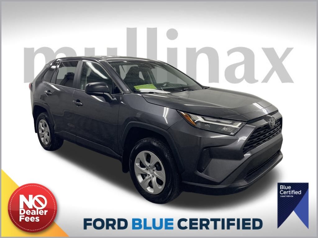 2024 Toyota RAV4 LE's photo