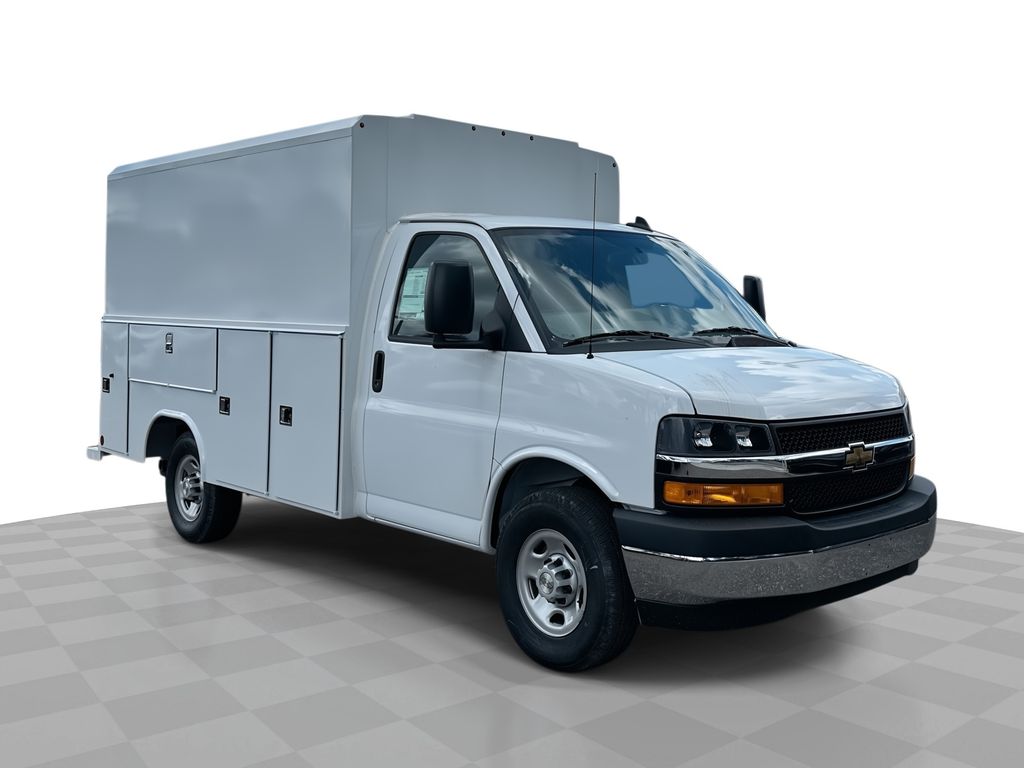 2025 Chevrolet Express Cutaway Base's photo