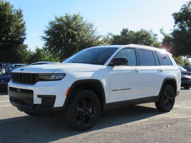 2023 Jeep Grand Cherokee Altitude photo 3