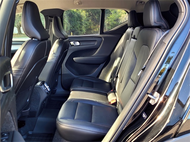 2021 Volvo XC40 Momentum photo 4