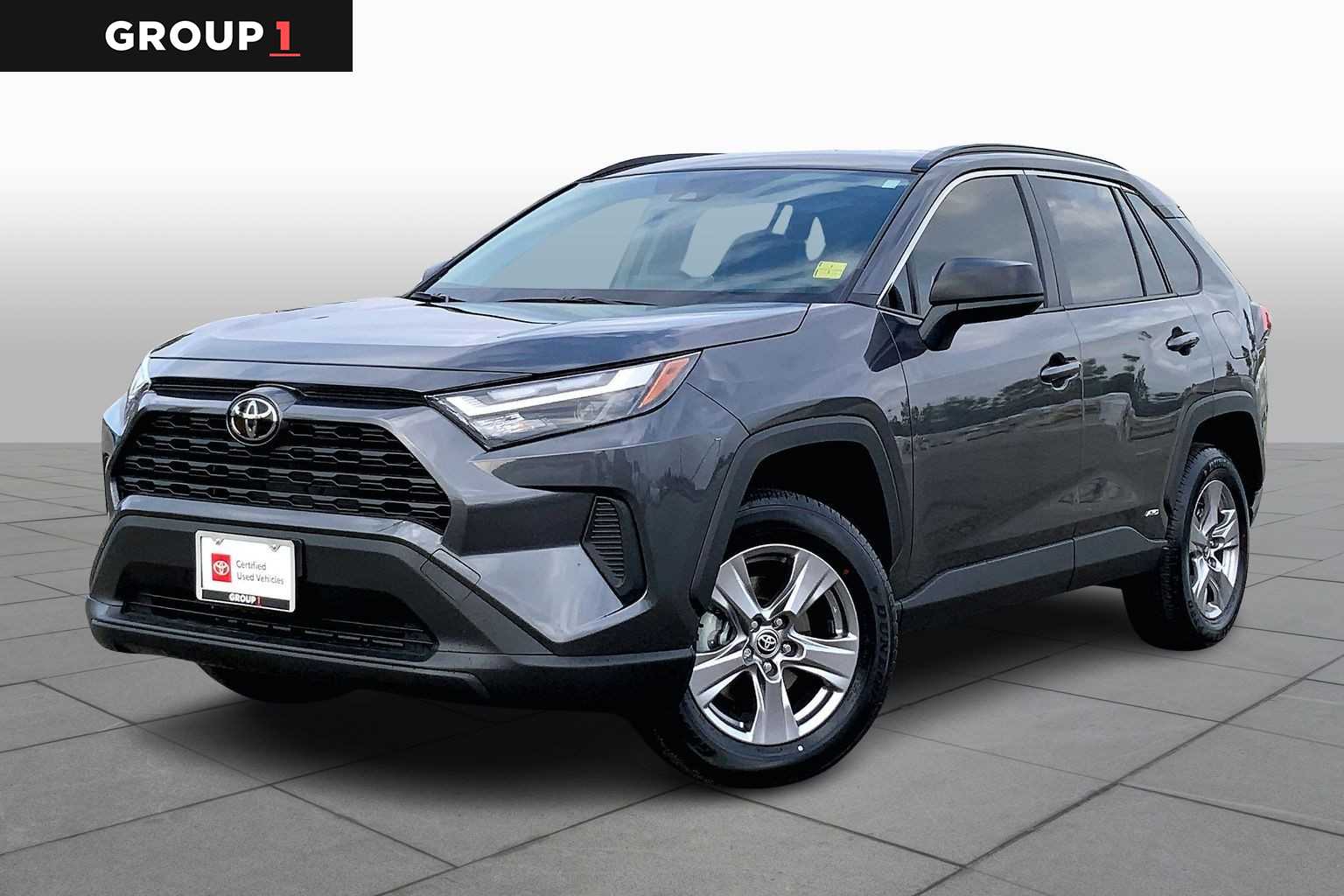 2025 Toyota RAV4 LE's photo