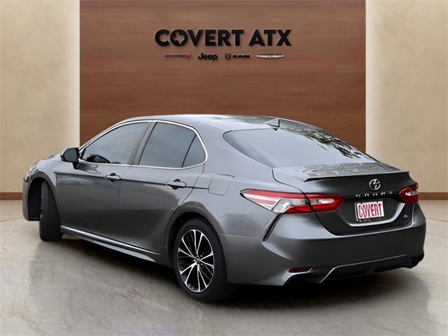 2020 Toyota Camry SE photo 3