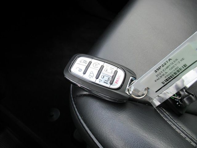 2023 Chrysler Pacifica Touring L photo 33