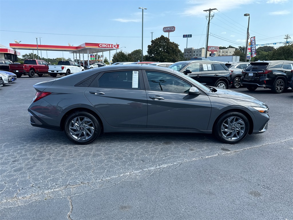 2024 Hyundai Elantra SEL photo 2