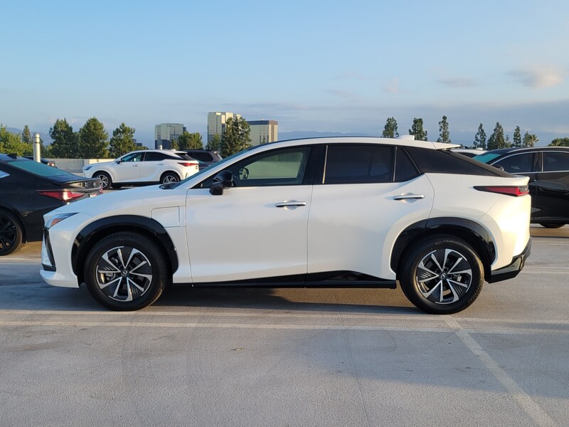 2024 Lexus RZ 450e Premium photo 2