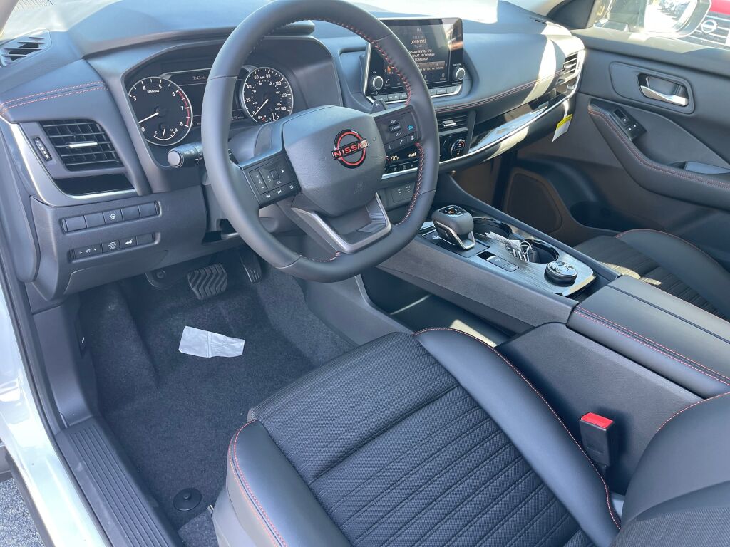 2026 Nissan Rogue SV photo 6