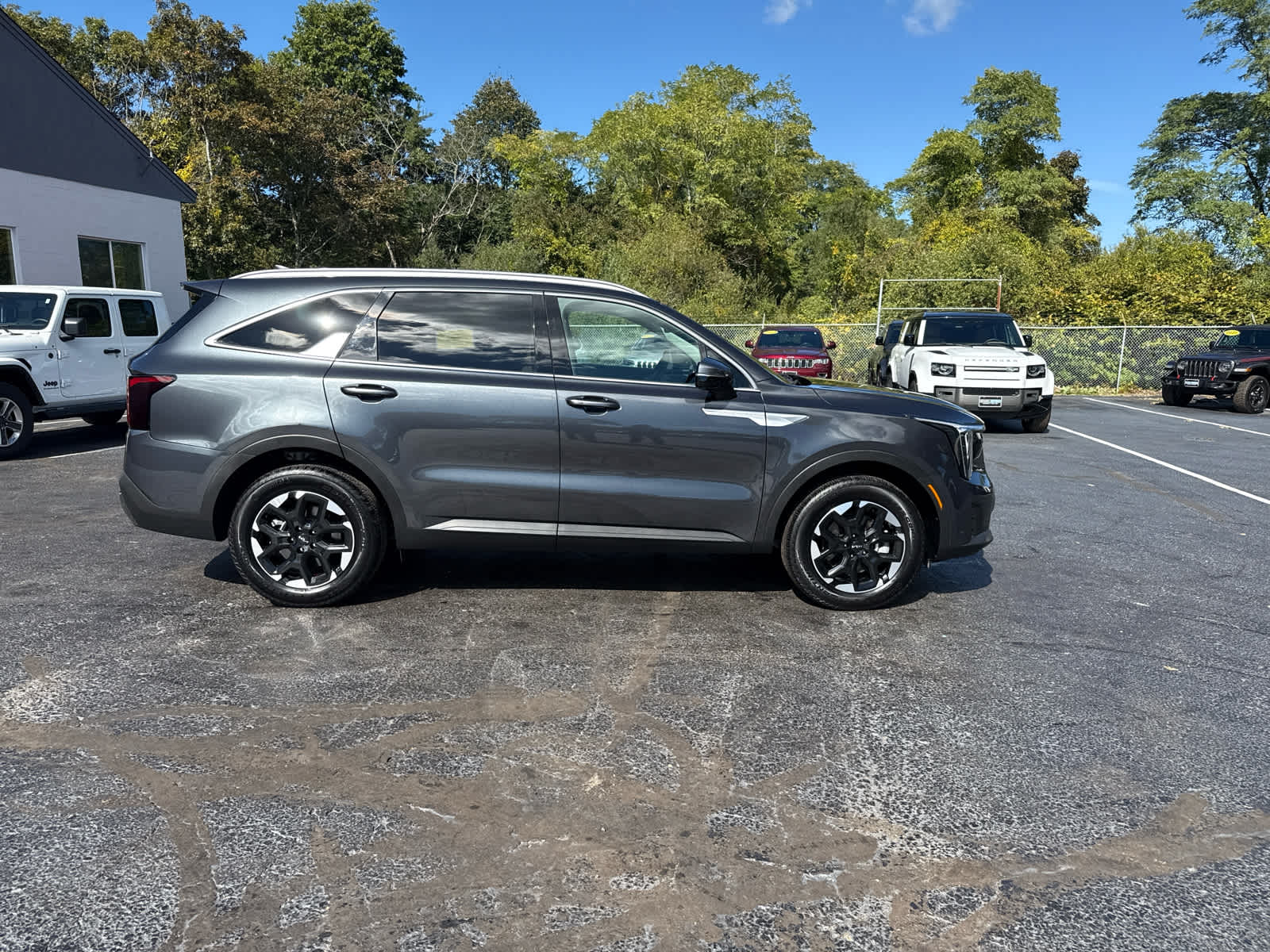 2024 Kia Sorento S photo 2