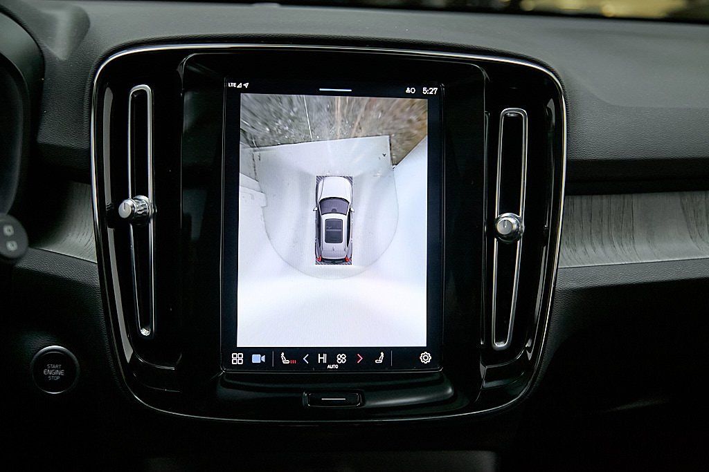 2023 VOLVO XC40 - Image 27