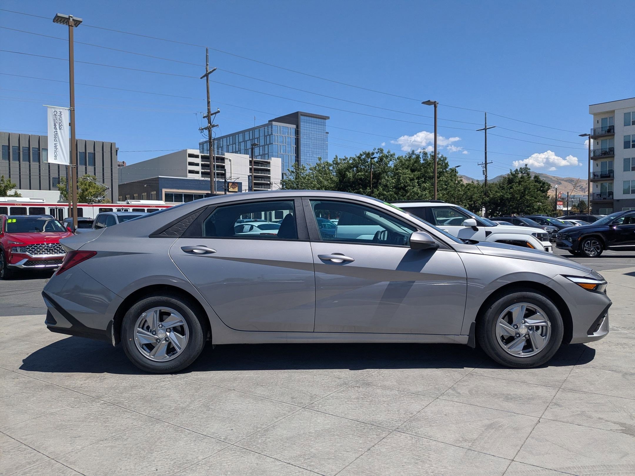 2024 Hyundai Elantra SE photo 2