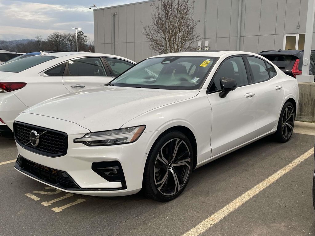 2025 Volvo S60 B5 AWD Plus photo 2
