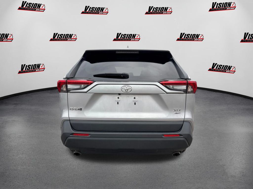 2022 Toyota RAV4 XLE photo 3