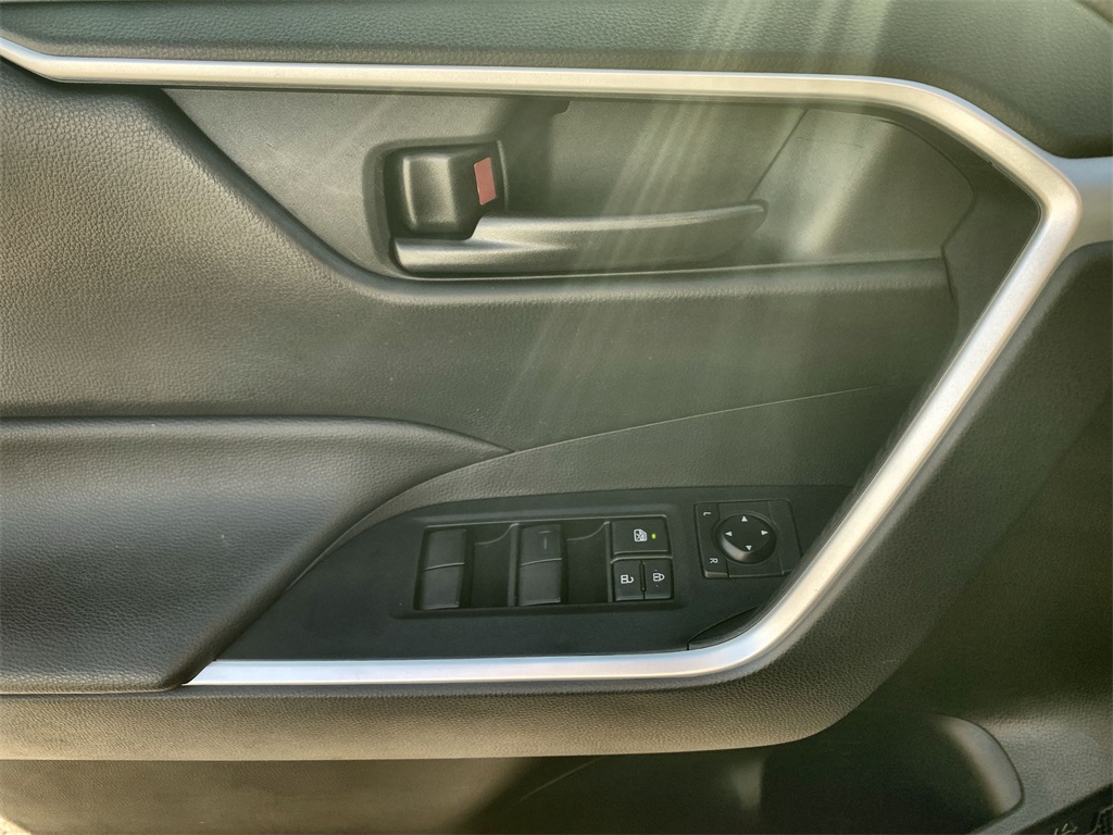 2022 Toyota RAV4 LE photo 15