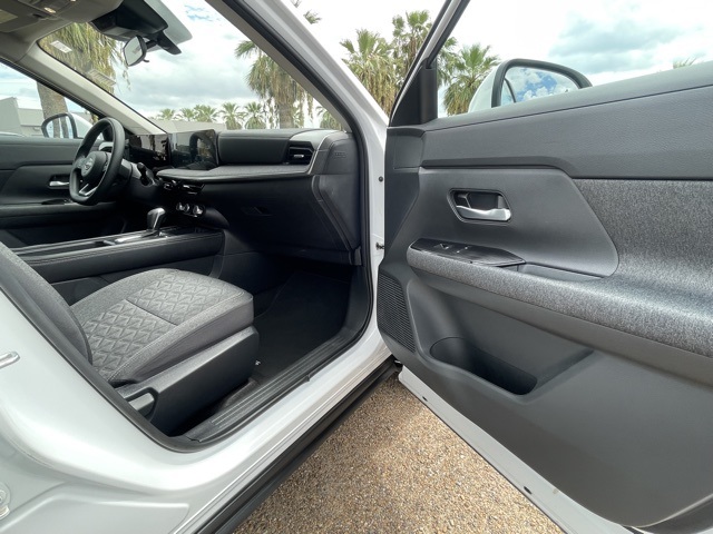 2025 Nissan Kicks SV photo 19