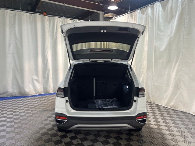 2025 Volkswagen Taos SE photo 33