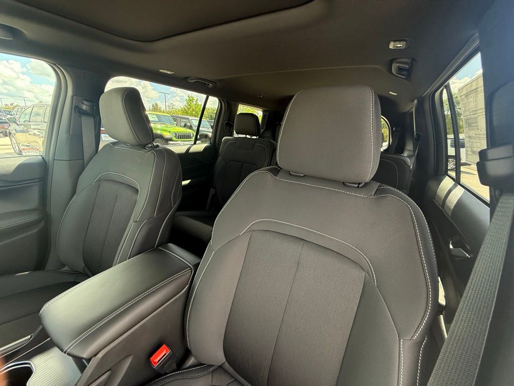 2025 Jeep Grand Cherokee Laredo X photo 16