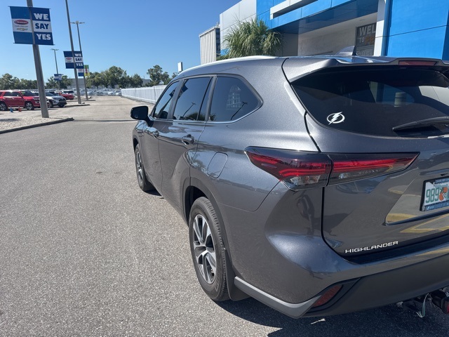 2024 Toyota Highlander LE photo 5