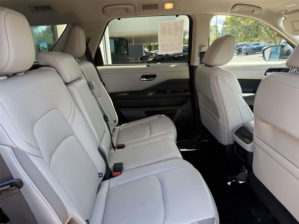 2023 Nissan Pathfinder SL photo 13