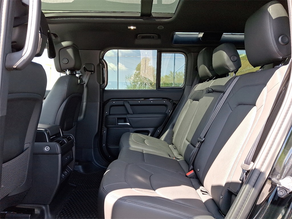2025 Land Rover Defender 110 S photo 7