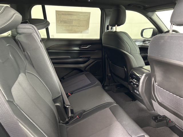 2025 Jeep Grand Cherokee Laredo Altitude photo 15