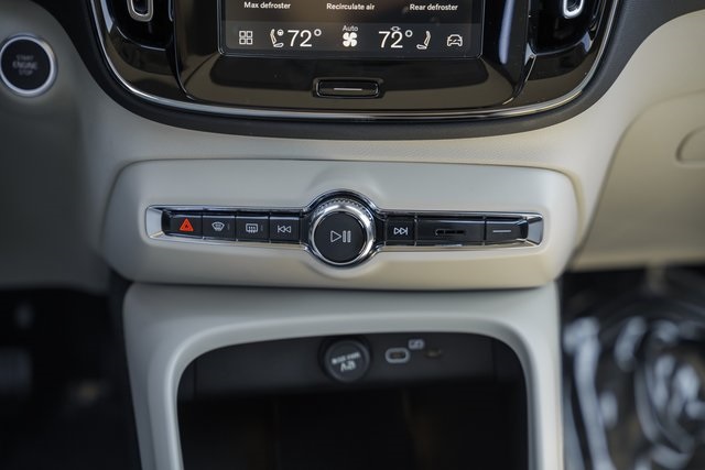 2026 Volvo XC40 Plus photo 21