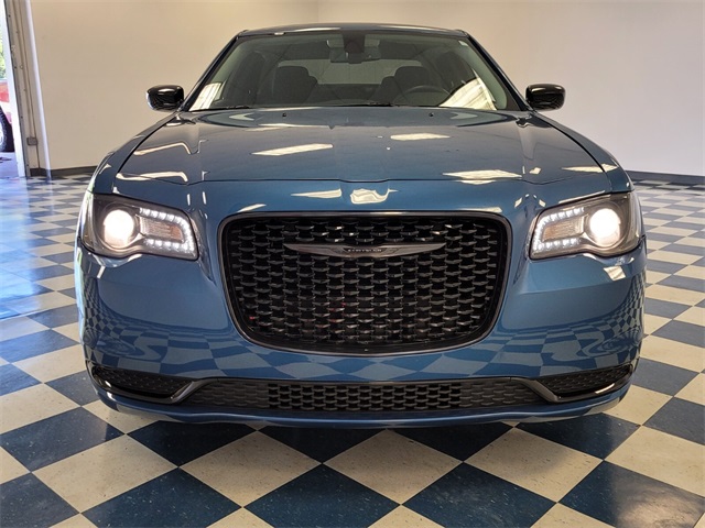 2022 Chrysler 300 Touring photo 2