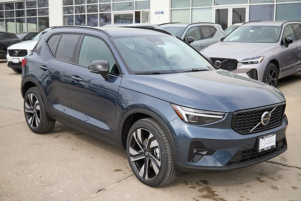 2026 VOLVO XC40 - Image 3